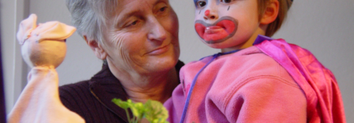 Oma met kleinkind en knorretje Oma met kleinkind op de arm.