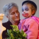 Oma met kleinkind op de arm.