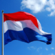 De Nederlandse vlag wappert.