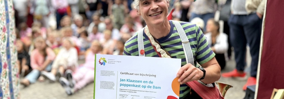 Egon Adel met Certificaat van beschrijving inventaris immaterieel Erfgoed Nederland Egon Adel met certificaat
